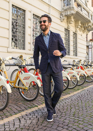 С чем носить темно-синие замшевые низкие кеды мужчине