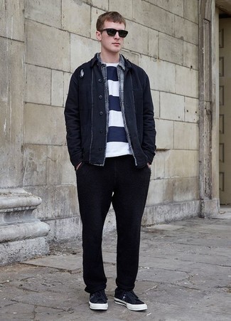 С чем носить темно-синие замшевые низкие кеды мужчине