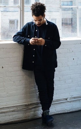 С чем носить темно-синие замшевые низкие кеды мужчине