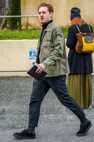 С чем носить темно-синие замшевые низкие кеды мужчине