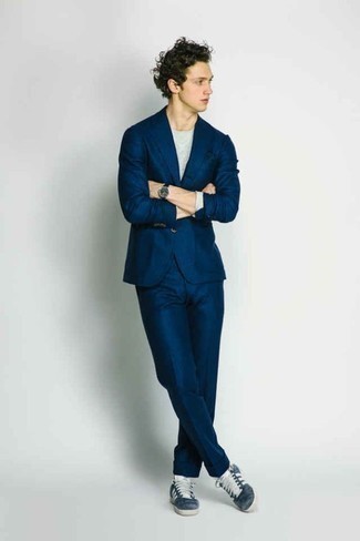 С чем носить темно-синие замшевые низкие кеды мужчине