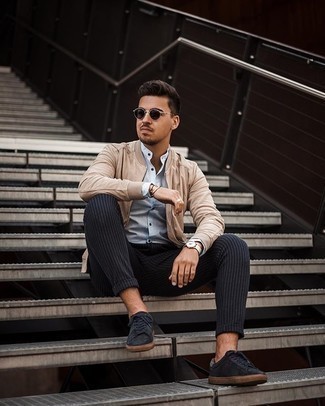 С чем носить темно-синие замшевые низкие кеды мужчине