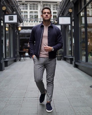 С чем носить темно-синие замшевые низкие кеды мужчине