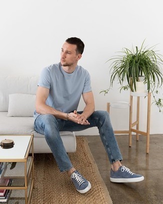 С чем носить темно-синие замшевые низкие кеды мужчине