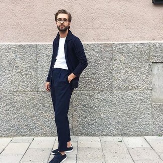 С чем носить темно-синие замшевые низкие кеды мужчине