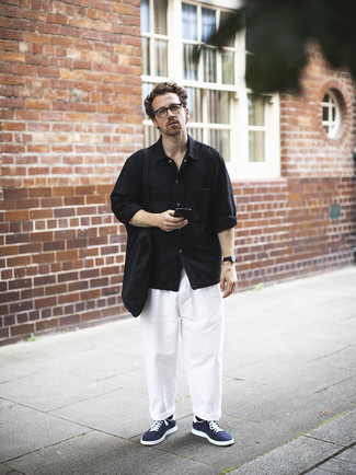 С чем носить темно-синие замшевые низкие кеды мужчине