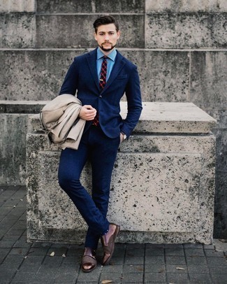 Как носить темно-синий костюм с бежевым плащом
