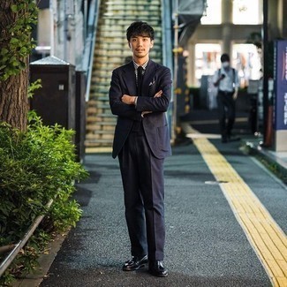 Как носить темно-синий костюм с черными кожаными лоферами