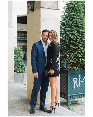 Как носить темно-синий костюм с черными кожаными лоферами