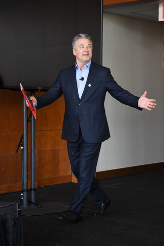 Как носить темно-синий костюм с черными кожаными лоферами