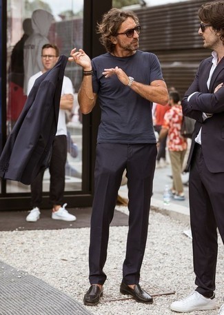 Как носить темно-синий костюм с черными кожаными лоферами