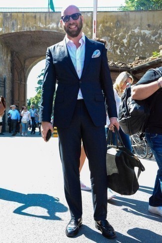 Как носить темно-синий костюм с черными кожаными лоферами