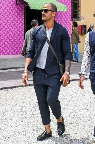 Как носить темно-синий костюм с черными кожаными лоферами