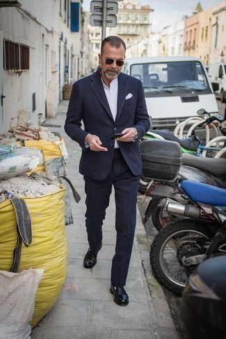 Как носить темно-синий костюм с черными кожаными лоферами