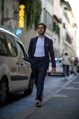 Как носить темно-синий костюм с черными кожаными лоферами