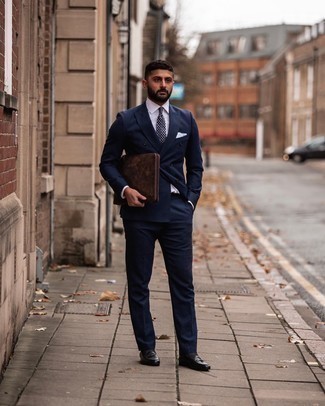 Как носить темно-синий костюм с черными кожаными лоферами