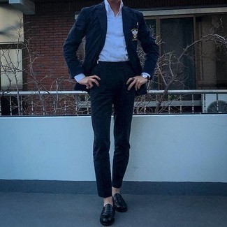 Как носить темно-синий костюм с черными кожаными лоферами