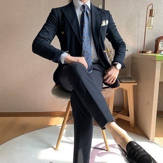 Как носить темно-синий костюм с черными кожаными лоферами