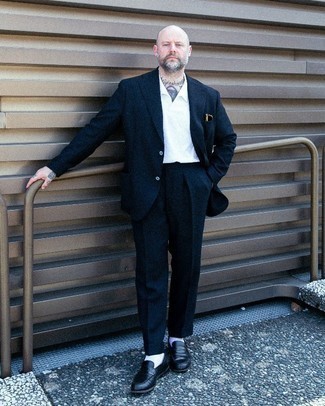 Как носить темно-синий костюм с черными кожаными лоферами