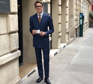 Как носить темно-синий костюм с черными кожаными лоферами