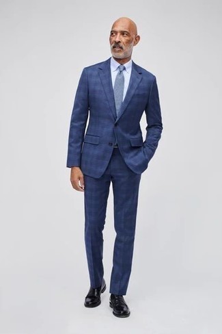 Как носить темно-синий костюм с черными кожаными лоферами