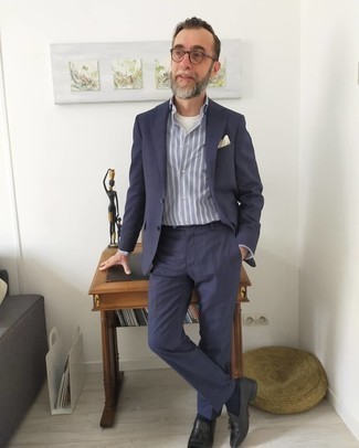 Как носить темно-синий костюм с черными кожаными лоферами