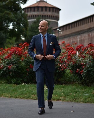 Как носить темно-синий костюм с черными кожаными лоферами