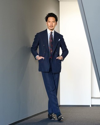 Как носить темно-синий костюм с черными кожаными лоферами