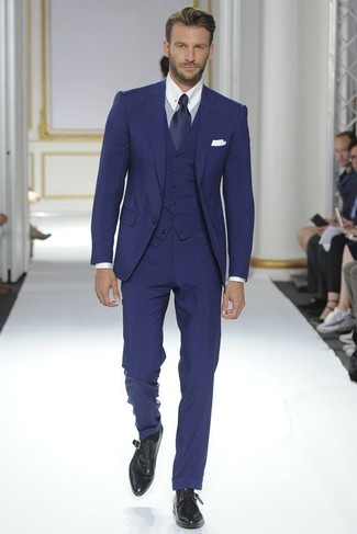 Как носить темно-синий костюм с черными кожаными монками