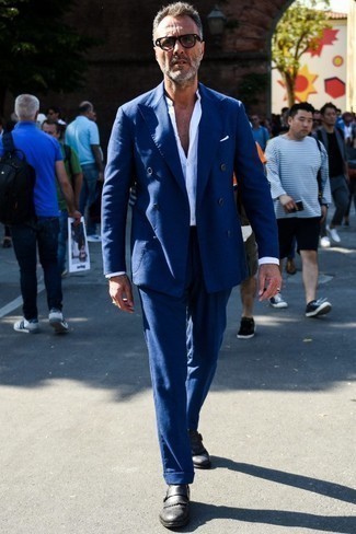 Как носить темно-синий костюм с черными кожаными монками