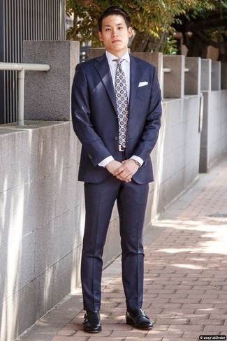 Как носить темно-синий костюм с черными кожаными монками