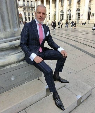 Как носить темно-синий костюм с черными кожаными монками