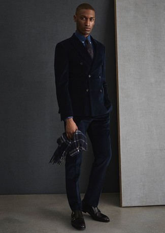 Как носить темно-синий костюм с черными кожаными монками