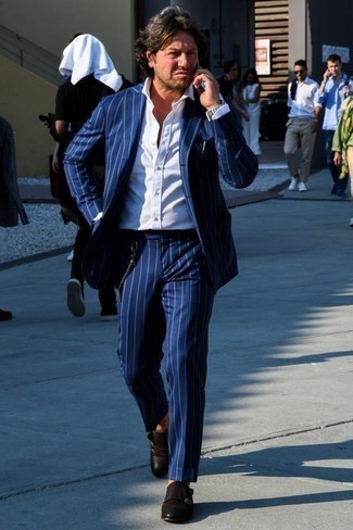 Как носить темно-синий костюм с черными кожаными монками