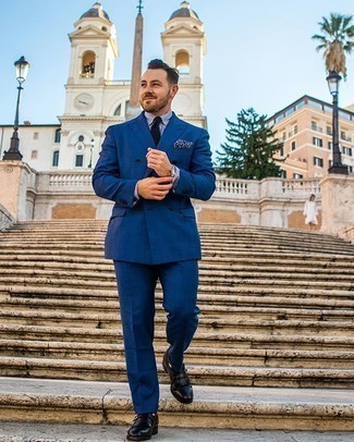 Как носить темно-синий костюм с черными кожаными монками