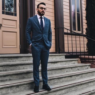 Как носить темно-синий костюм с черными кожаными монками