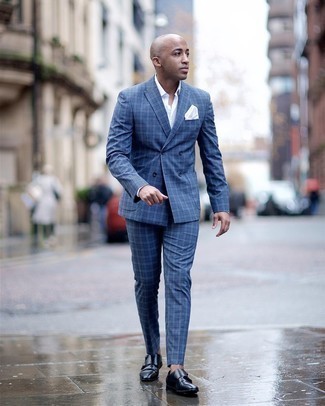 Как носить темно-синий костюм с черными кожаными монками