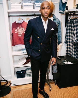 Как носить темно-синий костюм с черными кожаными монками