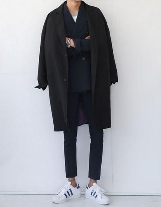 Как носить темно-синий костюм с черным дождевиком