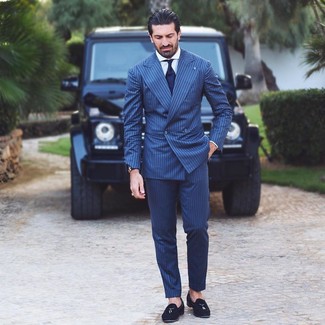 Как носить темно-синий костюм с черными замшевыми лоферами