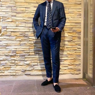 Как носить темно-синий костюм с черными замшевыми лоферами