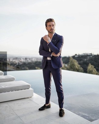 Как носить темно-синий костюм с черными замшевыми лоферами