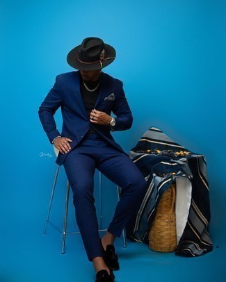 Как носить темно-синий костюм с черными замшевыми лоферами