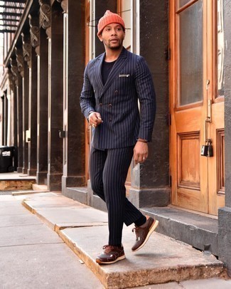 Как носить темно-синий костюм с коричневыми кроссовками