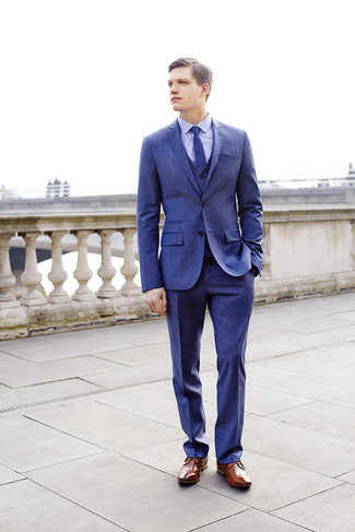 Как носить темно-синий костюм с коричневыми кожаными брогами