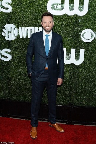 Как носить темно-синий костюм с коричневыми кожаными монками