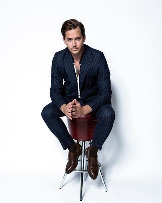 Как носить темно-синий костюм с коричневыми кожаными монками