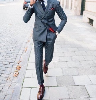Как носить темно-синий костюм с коричневыми кожаными монками