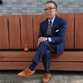 Как носить темно-синий костюм с коричневыми замшевыми брогами