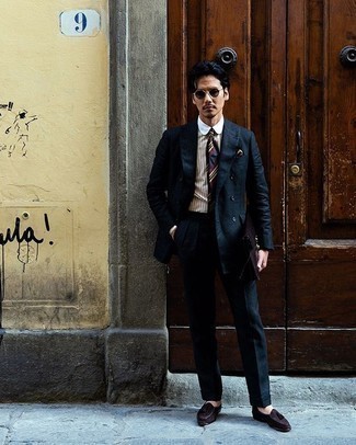 Как носить темно-синий костюм с коричневыми замшевыми лоферами